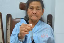 Khiếp hồn đỉa dài 7 cm sống trong đường thở cụ bà