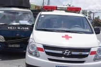 Xe cấp cứu chở bệnh nhân bị tông biến dạng