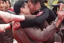 Vỡ mộng với thực tế và những nụ hôn ngọt ngào trên phim