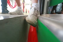 Khe hở lớn ở ga đường sắt trên cao “bẫy” hành khách 