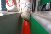 Khe hở lớn ở ga đường sắt trên cao “bẫy” hành khách 