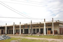 Ảnh: Trung tâm thương mại 14 tỷ hoang phế ở huyện nghèo