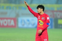 Công Phượng gục ngã vì khó thở sau trận thua đậm