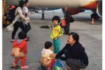 Tranh cãi mẹ Việt cho bé gái đi vệ sinh ngay giữa sân bay