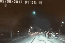 Khoảnh khắc thiên thạch cháy phừng phừng lao xuống Trái đất