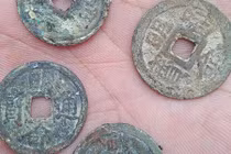 Đào móng nhà, sướng rơn khi phát hiện 10kg tiền cổ