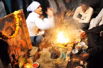 Phù thủy ở Ấn Độ bị tố dê xồm nữ khách hàng trong buổi trừ tà