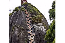 Khối đá kỳ lạ "10 triệu tấn" hút đông đảo người đến xem