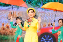 Phi Nhung lột xác thành cô Thắm về làng