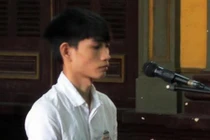 Bé gái đợi mẹ ngủ, mở cửa cho bạn trai vào hú hí 