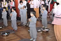 Vì sao bán khoán con cho nhà chùa sẽ “dễ nuôi” hơn? 