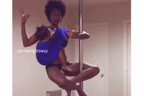 Sốc nặng nhìn người phụ nữ vừa múa cột vừa cho con bú