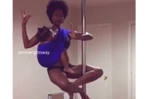 Sốc nặng nhìn người phụ nữ vừa múa cột vừa cho con bú