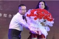 Cụ ông 70 tuổi lái siêu xe chục tỷ cầu hôn chân dài 