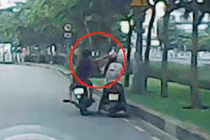 Video: Cô gái bị cướp áp sát, giật điện thoại giữa Sài Gòn