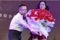 Cụ ông 70 tuổi lái siêu xe chục tỷ cầu hôn chân dài 