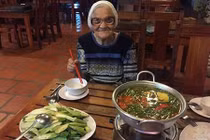 Bà cụ 89 tuổi một mình từ Nga sang VN nghỉ mát