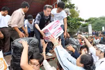 Từ thiện bị "ném đá", nỗi khổ của Kỳ Duyên, Thủy Tiên ai thấu?