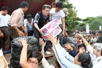 Từ thiện bị "ném đá", nỗi khổ của Kỳ Duyên, Thủy Tiên ai thấu?