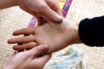 Giải mã “mánh khóe” tại sao thầy bói luôn nói đúng 