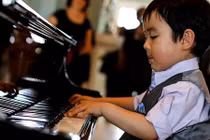 “Thần đồng piano” 5 tuổi gốc Việt được dạy dỗ thế nào?