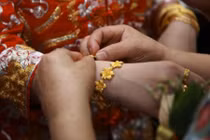 Ngã ngửa với món nợ tiền tỷ của chồng sau đám cưới khủng