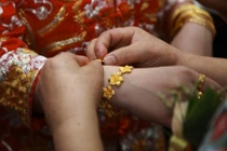 Ngã ngửa với món nợ tiền tỷ của chồng sau đám cưới khủng