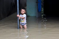 Ảnh xót xa: Dân Phú Yên điêu đứng trong lũ lớn