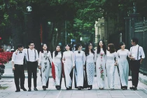 Ảnh kỷ yếu của lớp học toàn gái xinh ĐH Ngoại Thương