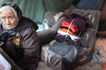 Cụ bà mò ốc ở HN và câu chuyện tình người xúc động