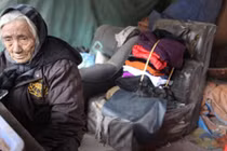 Cụ bà mò ốc ở HN và câu chuyện tình người xúc động