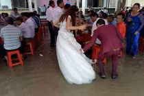 Thêm một đám cưới giữa mưa lũ gây xôn xao mạng Việt