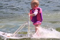 Bé gái 6 tháng tuổi lướt ván điêu luyện trên sông gây sốc