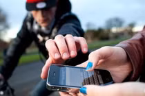 Dí dao vào cổ cô gái cướp iPhone giữa ban ngày ở Sài Gòn