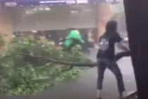 Hành động “lạ lùng” của thanh niên giữa trời mưa giông