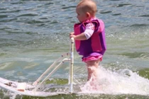 Bé gái 6 tháng tuổi lướt ván điêu luyện trên sông gây sốc
