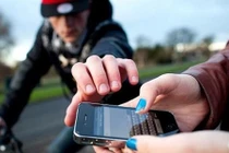 Dí dao vào cổ cô gái cướp iPhone giữa ban ngày ở Sài Gòn