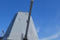 Chiêm ngưỡng pháo hạm mạnh ngang tên lửa trên tàu chiến Mỹ