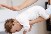 Khi con hóc dị vật phụ huynh phải làm ngay điều này