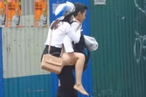 Những chuyện bi hài của chị em công sở ngày mưa bão