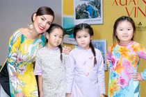 Xôn xao Á hậu Phương Lê bê nước rửa chân cho chồng