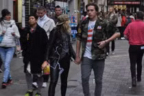 Con trai Beckham chính thức công khai bạn gái hơn 2 tuổi