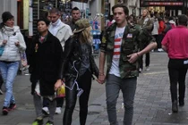 Con trai Beckham chính thức công khai bạn gái hơn 2 tuổi