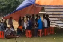 Nghệ An: Mang quan tài đặt trước nhà hàng xóm sau đám cưới