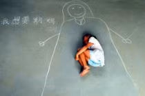 Đau lòng 4 đứa trẻ tự vẫn vì chỉ được gặp bố mẹ... mỗi năm 1 lần 