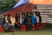 Nghệ An: Mang quan tài đặt trước nhà hàng xóm sau đám cưới