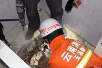 Đứng tim giải cứu bé sơ sinh bị vứt trong bồn cầu