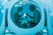 Độc đáo nhà hàng dùng thợ lặn phục vụ thực khách dưới nước