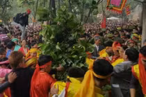 Dẫm đạp, đánh nhau tả tơi cướp lộc hội đền Gióng