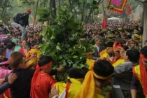 Dẫm đạp, đánh nhau tả tơi cướp lộc hội đền Gióng